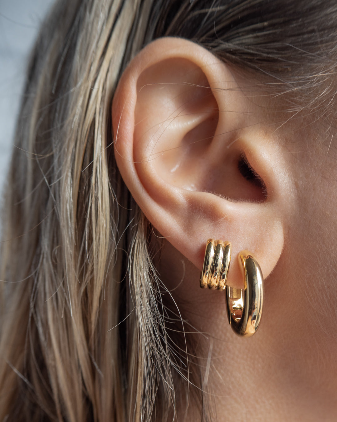 Carmella Huggies (20mm) - Gold - Earrings — alternate view 2