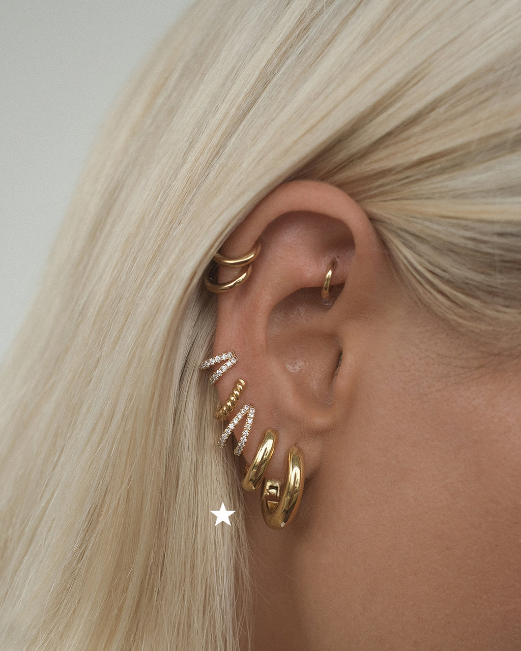 Mini Carmella Huggies (15mm) - Gold - Earrings — detail view