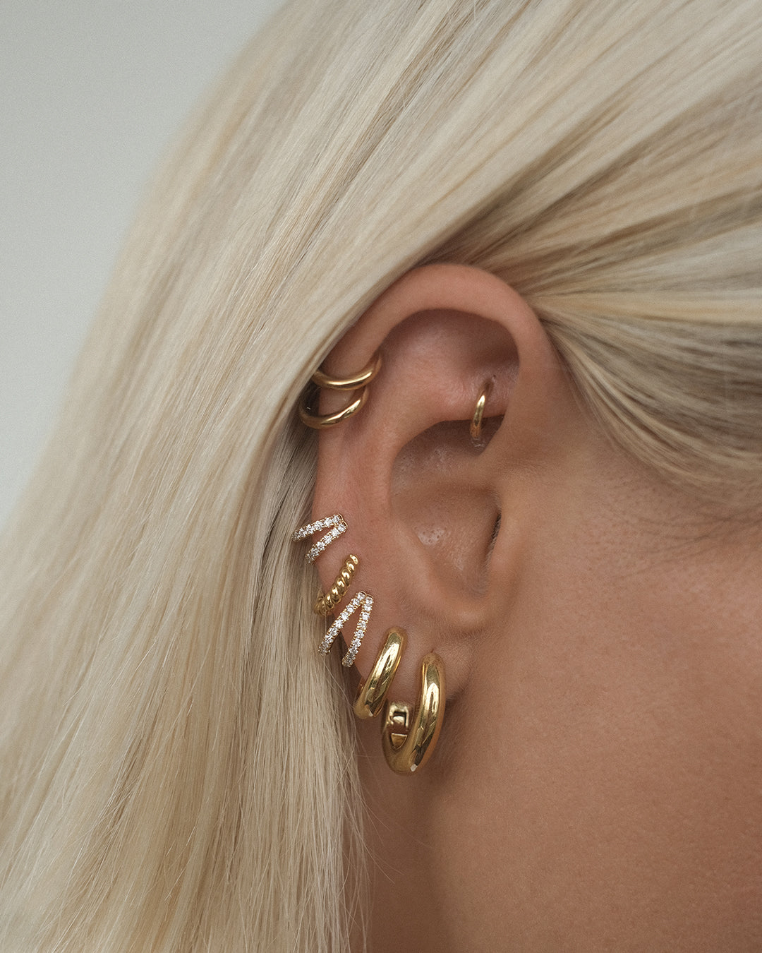 Mini Carmella Huggies (15mm) - Gold - Earrings — detail view 2