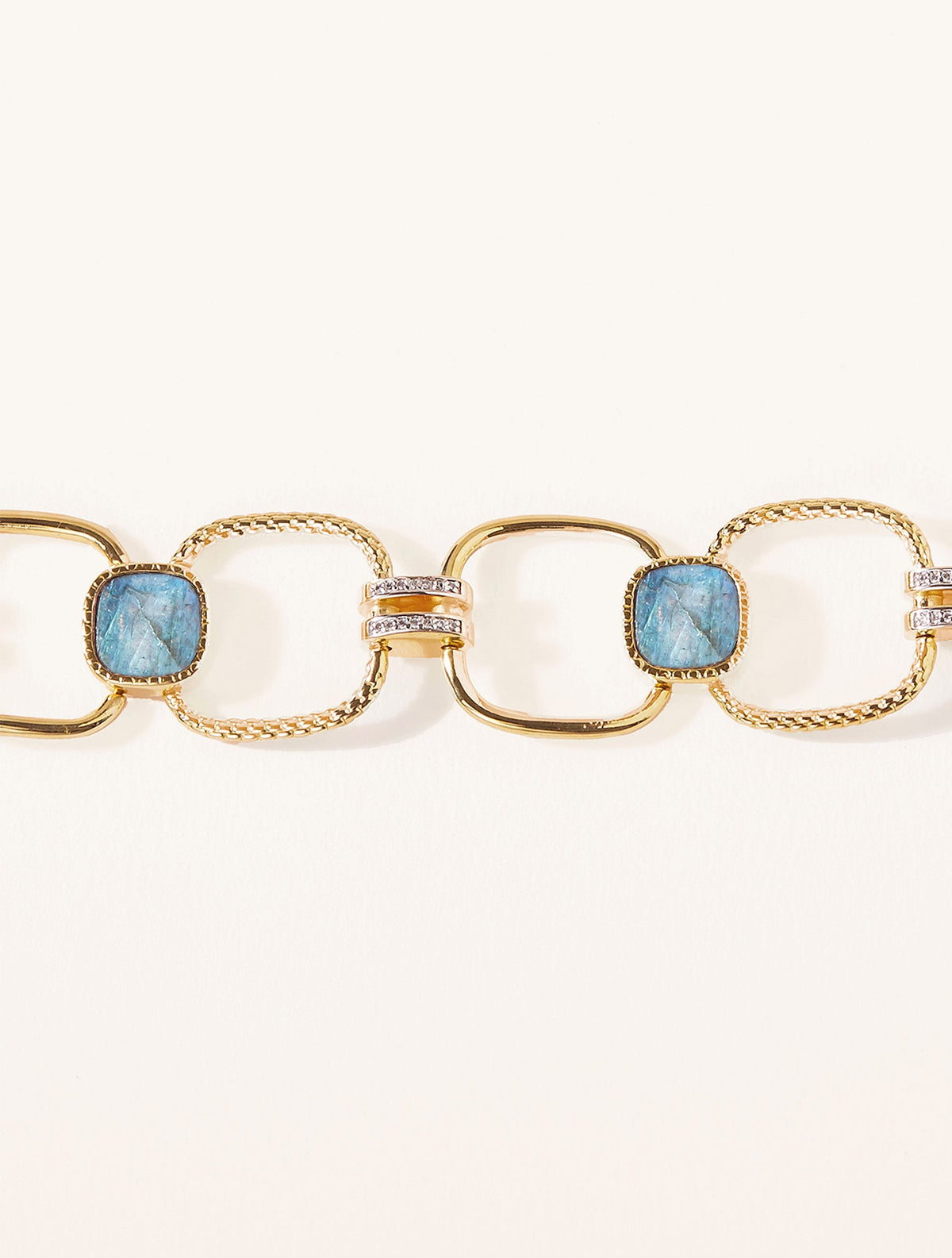 Kaïa Bracelet - Labradorite - front view