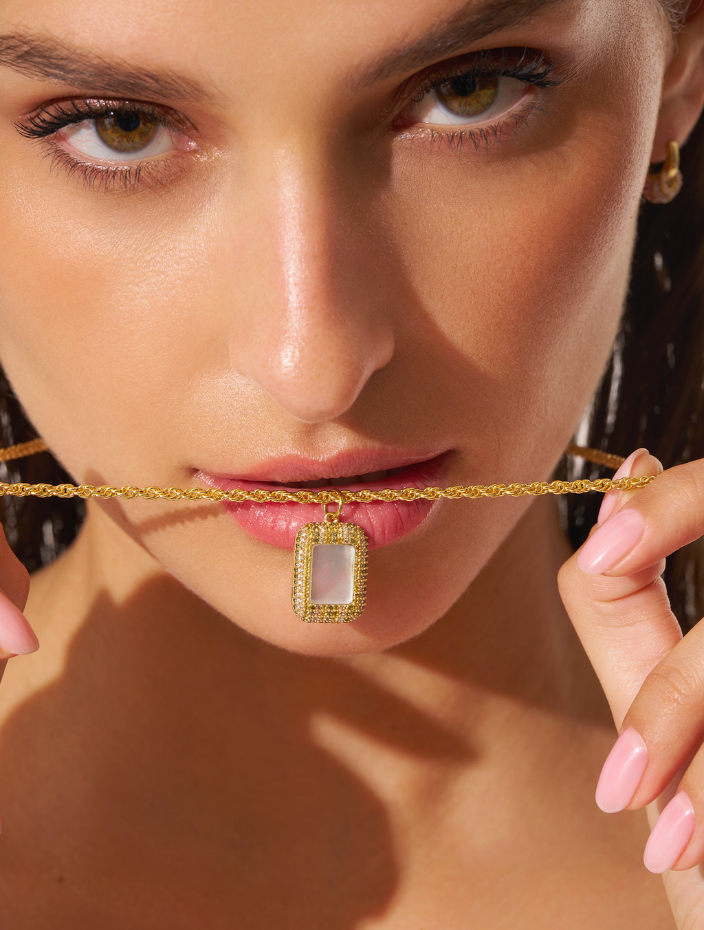 Karma Necklace - Mother-of-pearl - detail view